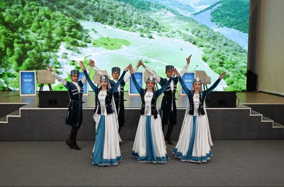 "Gənc həmkarlarla in