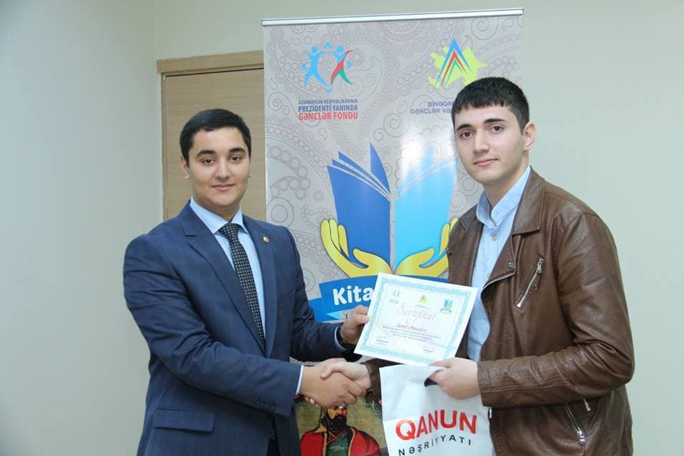 “Kitablı əllər - Qız
