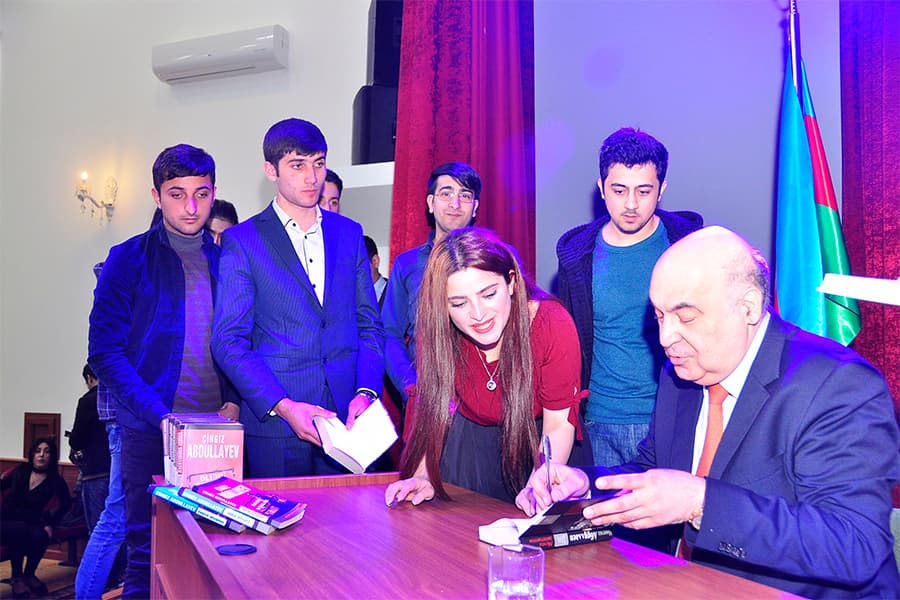 Xalq Yazıçısı Çingiz