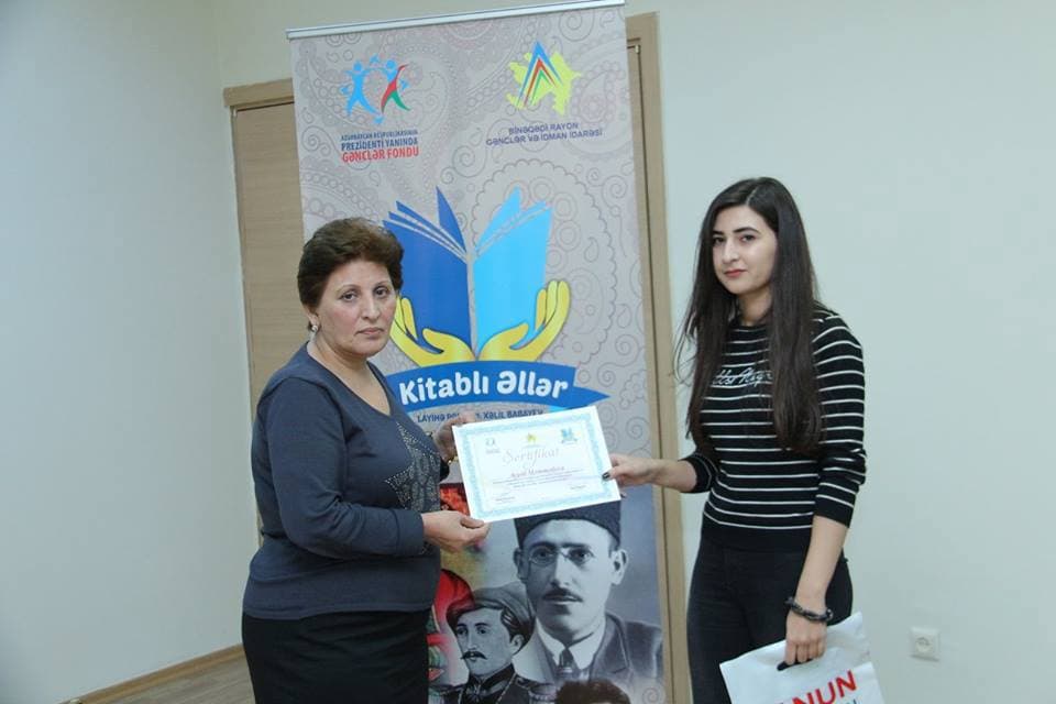 “Kitablı əllər - Qız